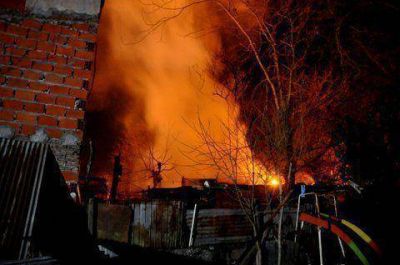 Un incendio destruy� dos casas en el barrio El Ceibo