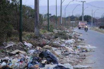 En la circunvalaci�n oeste se acumulan kil�metros de basura