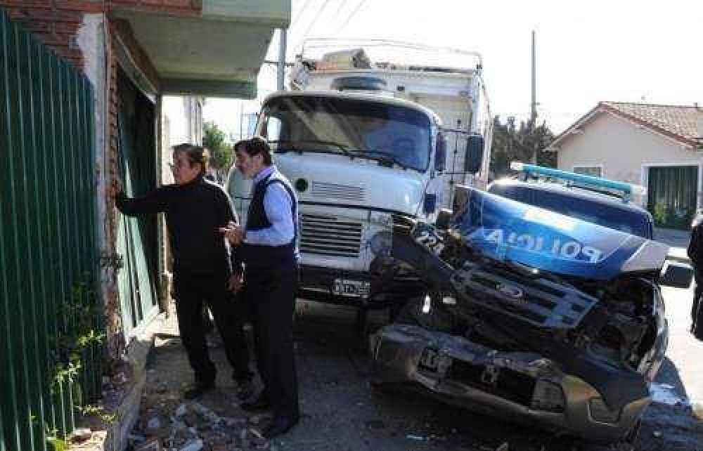 Conductor de cami�n robado embisti� a dos patrulleros para escapar pero fue atrapado