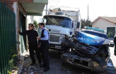 Conductor de cami�n robado embisti� a dos patrulleros para escapar pero fue atrapado