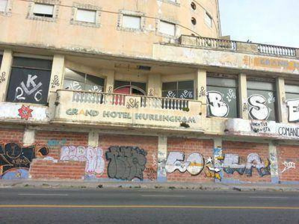 Por el abandono del hotel Hurlingham, intimarn al dueo a ponerlo en valor