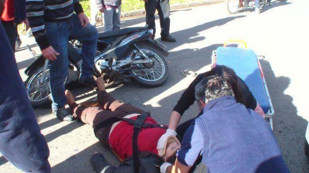 VIOLENTA COLISI�N ENTRE DOS MOTOS. UNA MUJER HERIDA