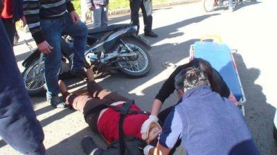 VIOLENTA COLISI�N ENTRE DOS MOTOS. UNA MUJER HERIDA