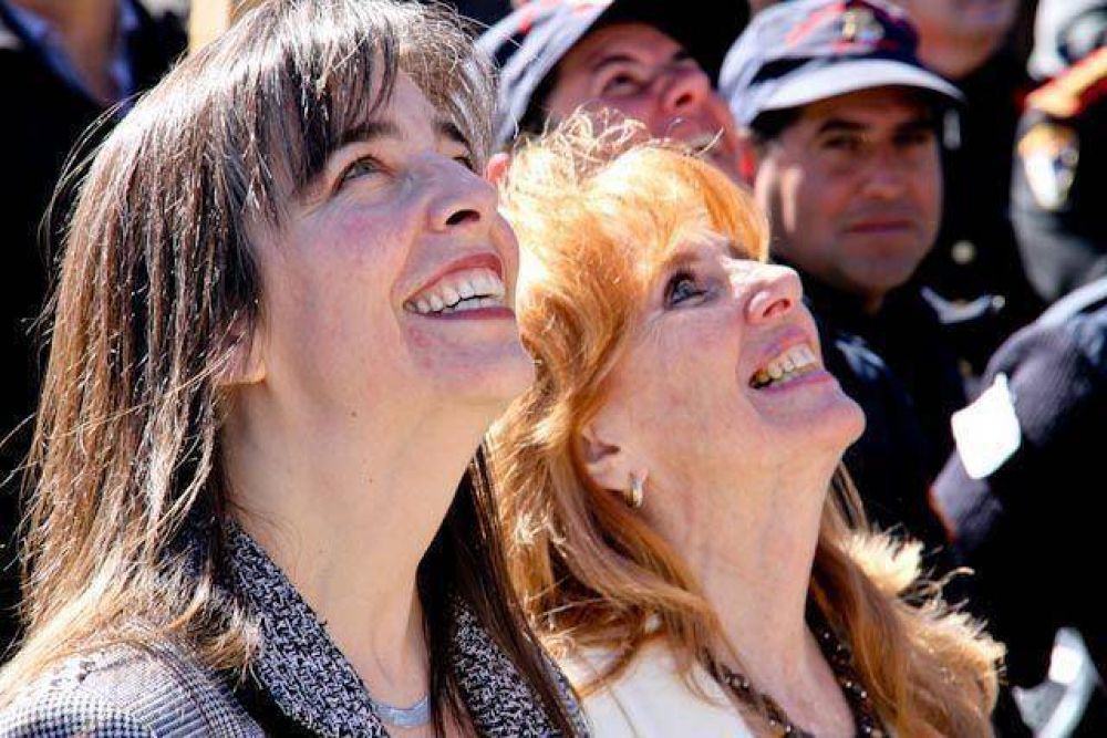 BOMBEROS: LA EMBAJADORA DE CANAD� ENCABEZ� LA PRESENTACI�N DEL AUTOBOMBA ESCALERA