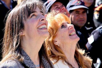 BOMBEROS: LA EMBAJADORA DE CANAD� ENCABEZ� LA PRESENTACI�N DEL AUTOBOMBA ESCALERA