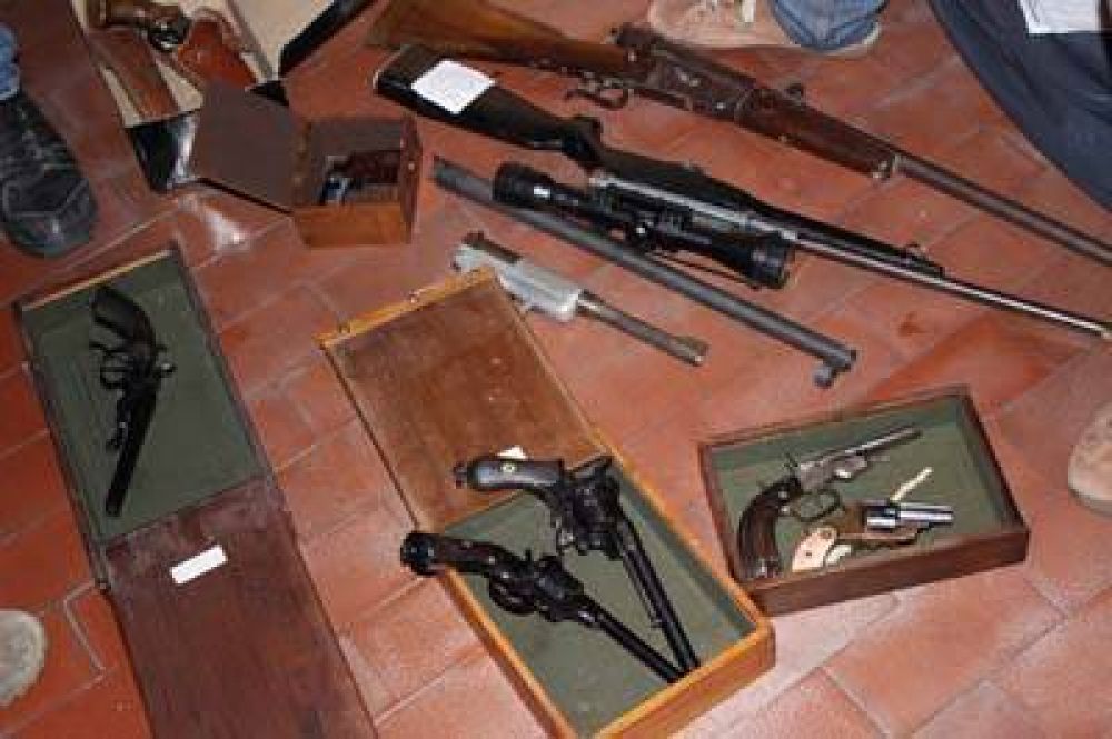 En sede del Ministerio P�blico Fiscal declar� comerciante por la causa del secuestro de armas en local c�ntrico