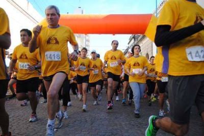 Atletismo solidario: ma�ana se corre otra edici�n del Marat�n de la Escuela 502