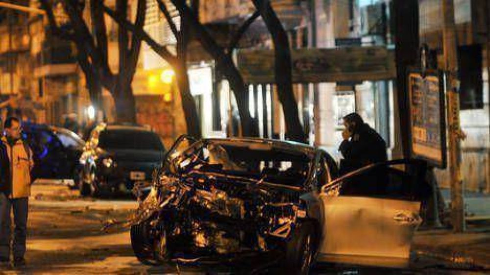 Iba a gran velocidad y choc� a un taxi: un muerto y 2 heridos