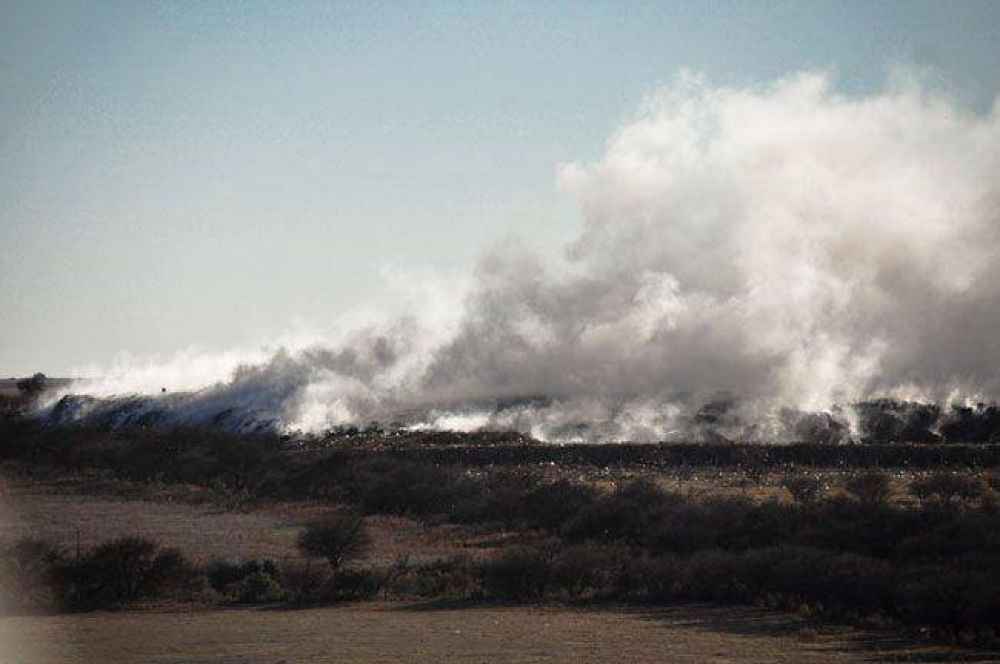 La ciudad, inundada de olor y humo por el incendio en el relleno sanitario
