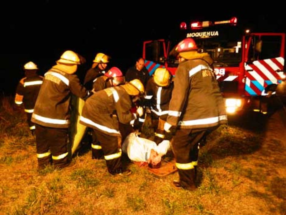 Por esquivar un caj�n termin� en la banquina con agua 