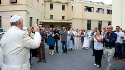 El Papa visit� de sorpresa a obreros y carpinteros del Vaticano