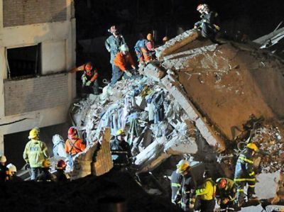 La sorpresiva visita del padre Ignacio a la Zona Cero donde est�n los rescatistas