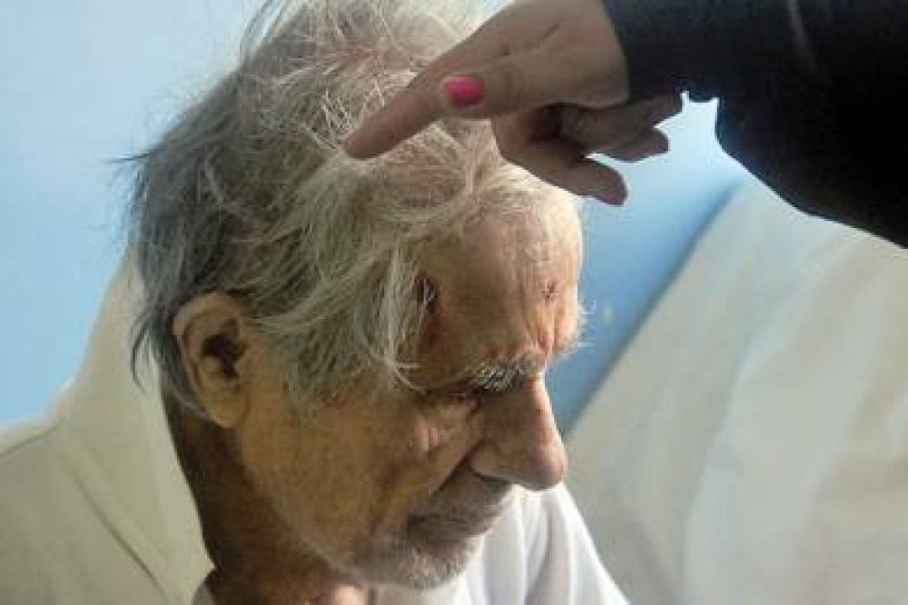 Vecina denuncia que su padre fue golpeado en el Hogar de Ancianos