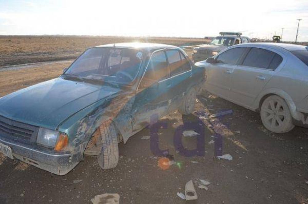 Dos hombres y un beb� golpeados en un choque en el acceso a los asentamientos