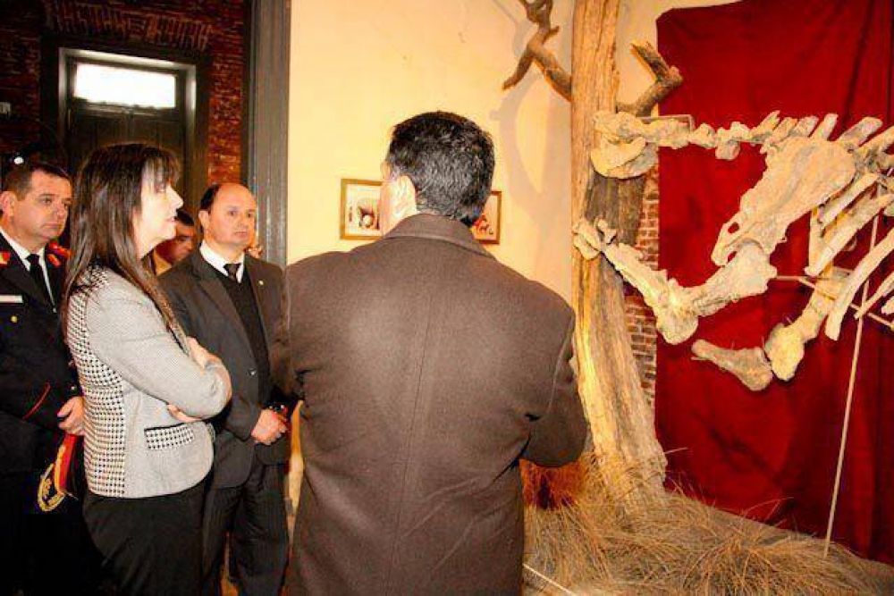 LA EMBAJADORA DE CANAD� VISIT� EL MUSEO PALEONTOL�GICO