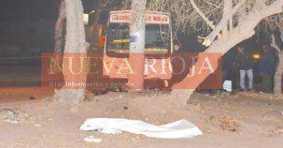 Un muerto al chocar en su moto con un colectivo de Riojano�s