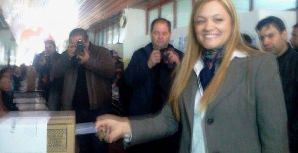 Teresita Madera ya emiti� su voto en urnas de Capital