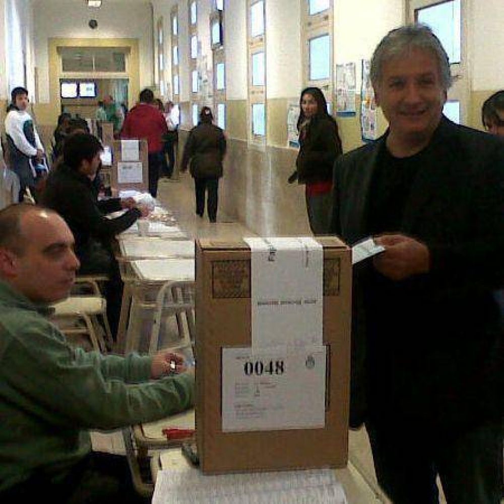Bosetti fue el primer ministro en emitir su voto en Capital