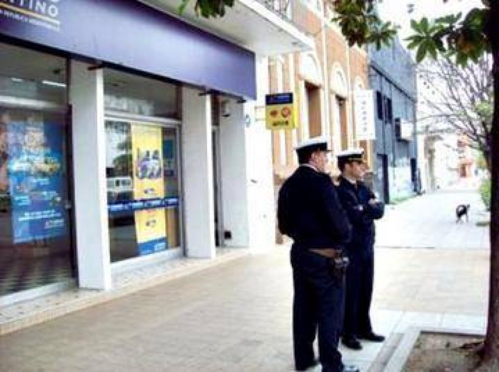La Armada colabora en la custodia y traslado de urnas