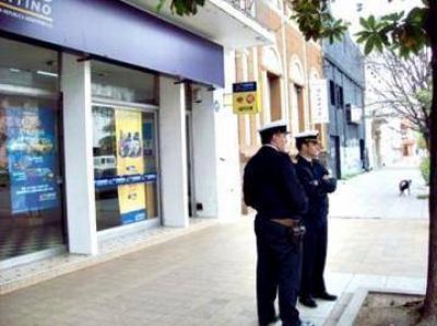 La Armada colabora en la custodia y traslado de urnas