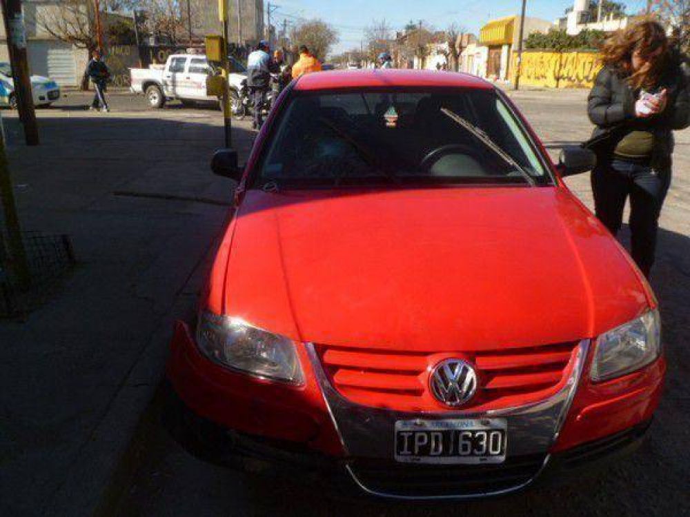 Un motociclista rompi� el parabrisas de un auto con su cabeza pero sali� ileso