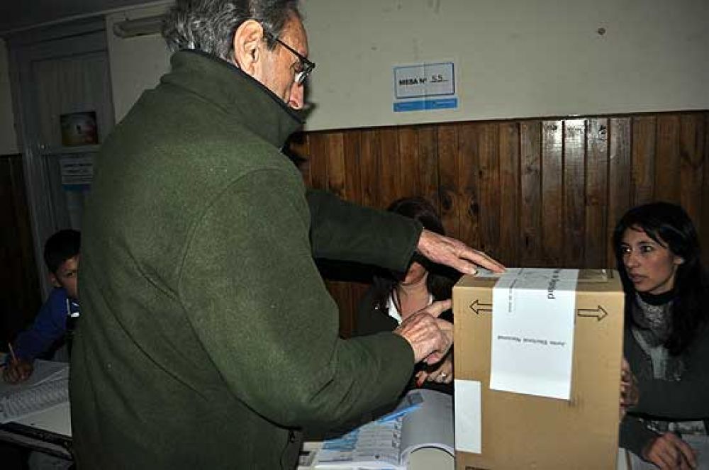 Con demoras en varias escuelas, largaron las PASO en la Ciudad