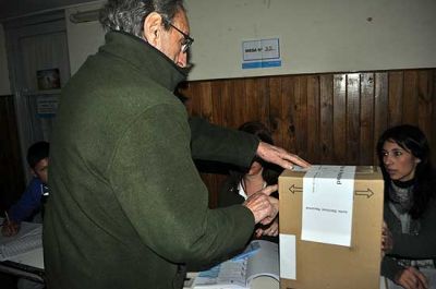 Con demoras en varias escuelas, largaron las PASO en la Ciudad