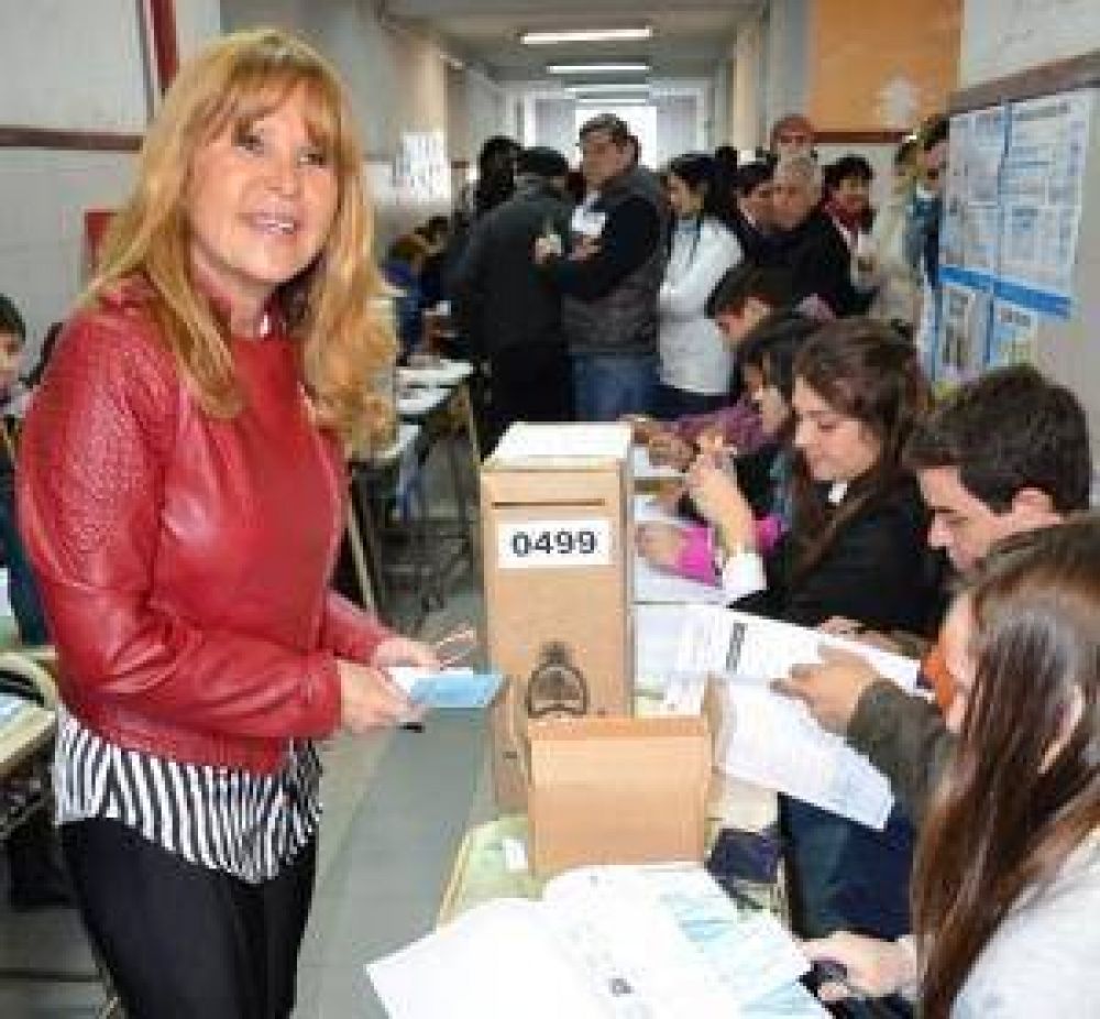 Vot� A�da Ayala y consider� que la elecci�n "es una fiesta de la democracia"
