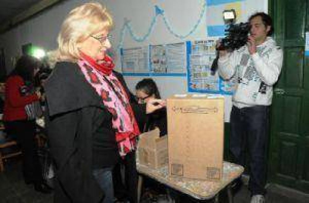 Elda P�rtile emiti� su voto en el Colegio Lino Torres