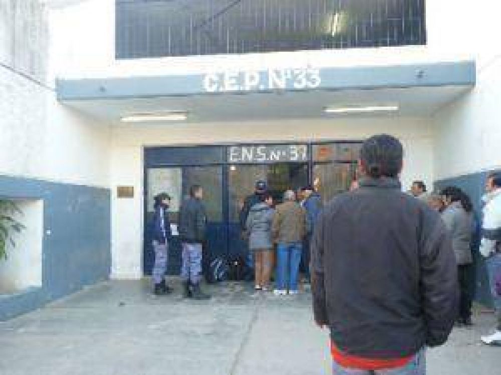 Demoras en el CEP N� 33 para poder votar