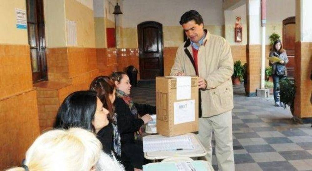 Capitanich, el primero de los candidatos en votar