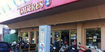 Los supermercados atienden con su horario habitual