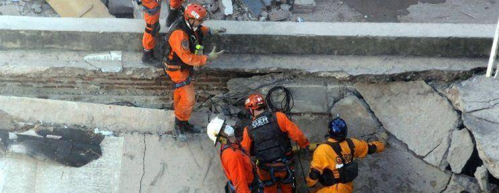 Un rescatista herido al desprenderse una mamposter�a