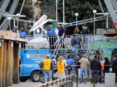 Un ingeniero realiza pericias en la rueda gigante del parque Independencia