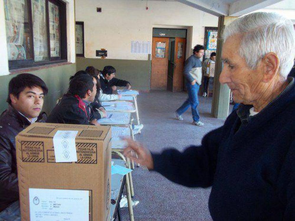 Don Juan lleg� en bici a votar en Met�n