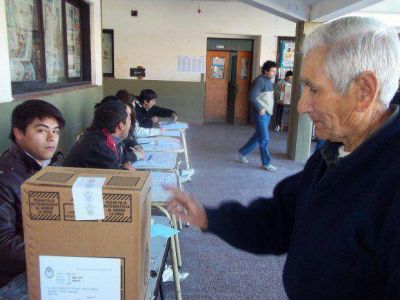 Don Juan lleg� en bici a votar en Met�n