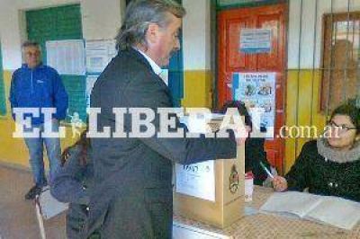 El intendente de La Banda vot� en la Escuela del Ampliaci�n 1� de Mayo