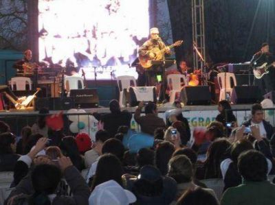 Le�n Gieco y artistas de Mundo Alas acompa�aron un camino integrador
