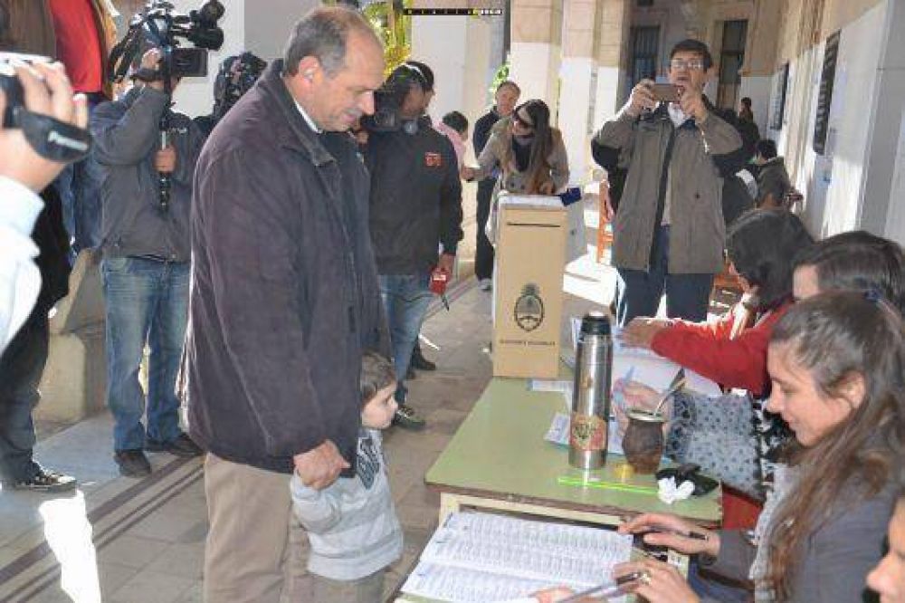 El pre-candidato Emilio Lanari vot� en el Colegio Nacional