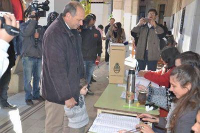 El pre-candidato Emilio Lanari vot� en el Colegio Nacional
