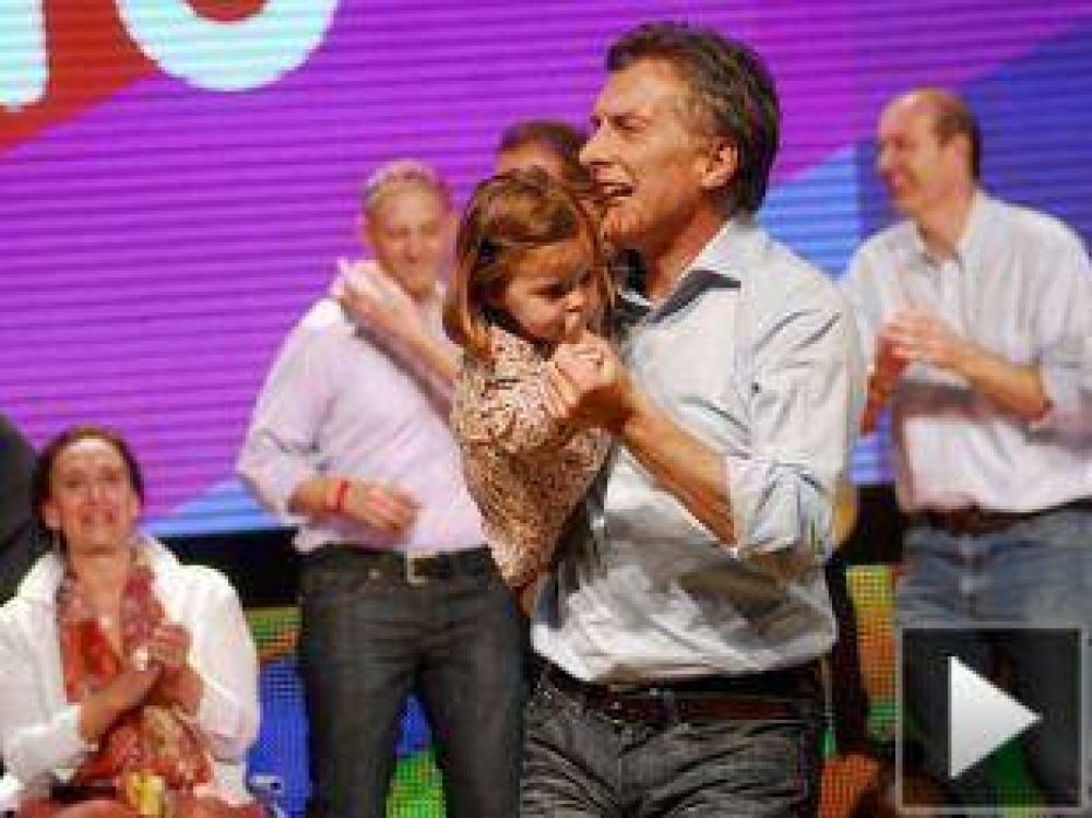 Pese al segundo puesto, Macri bail� con su hija en brazos y llam� a "renovar la pol�tica"