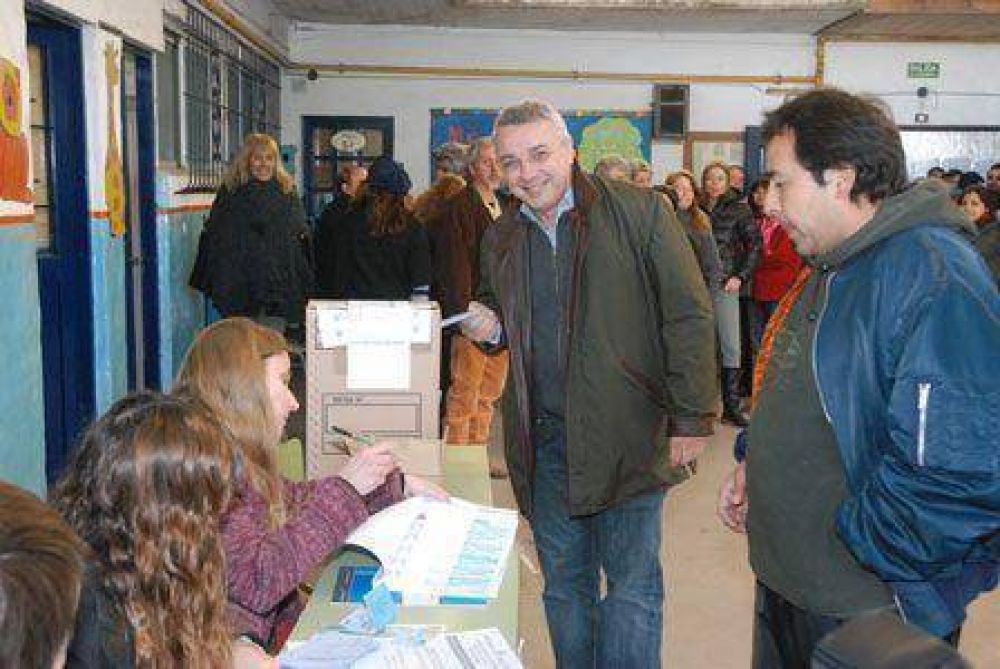 Julio Zamora vot en Benavdez: Este es el momento ms importante de la democracia 