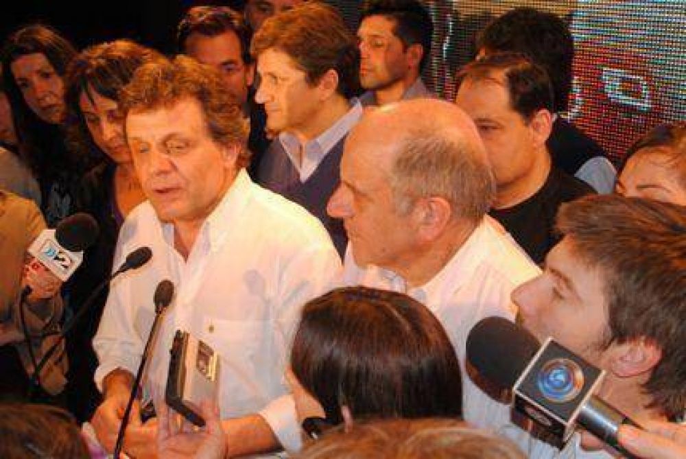 El intendente Gustavo Pulti, euf�rico por el apoyo que recibi� Acci�n Marplatense