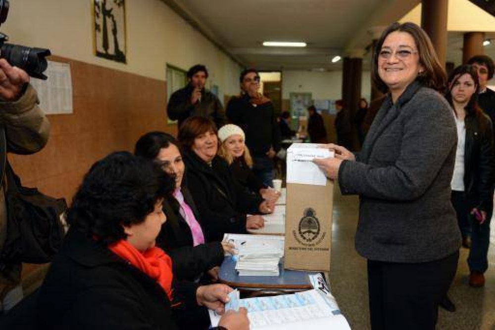 Luc�a Corpacci vot� a primera hora de la ma�ana: Defini� la jornada como �una fiesta de la democracia�