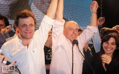 Con La C�mpora de su lado, Pulti festej� y convoc� al Frente para la Victoria