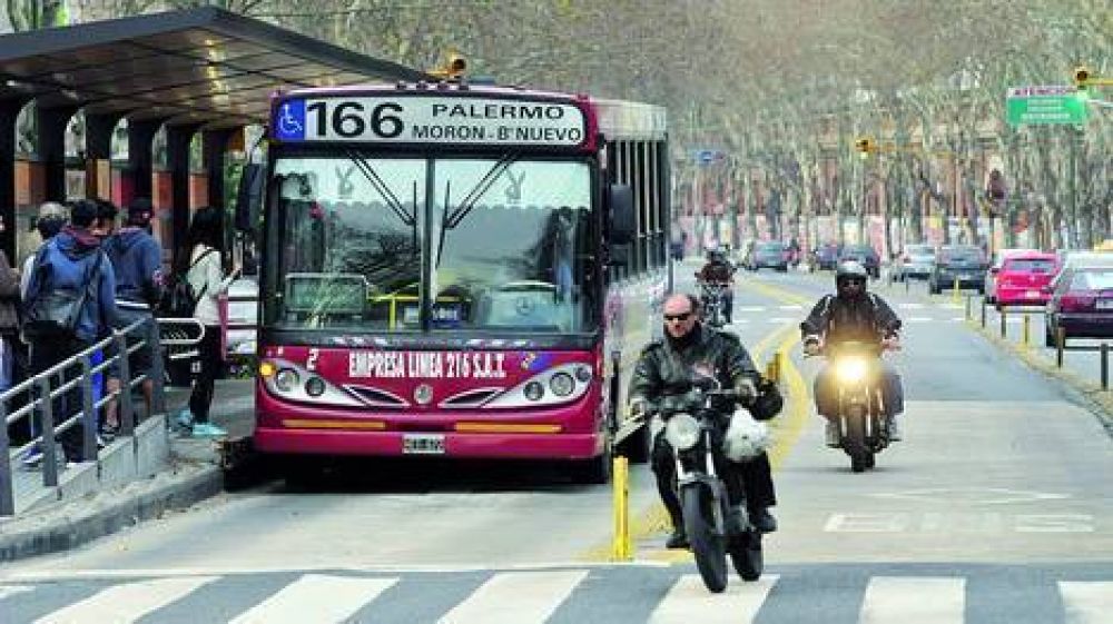 En Juan B. Justo, una moto por minuto invade los carriles