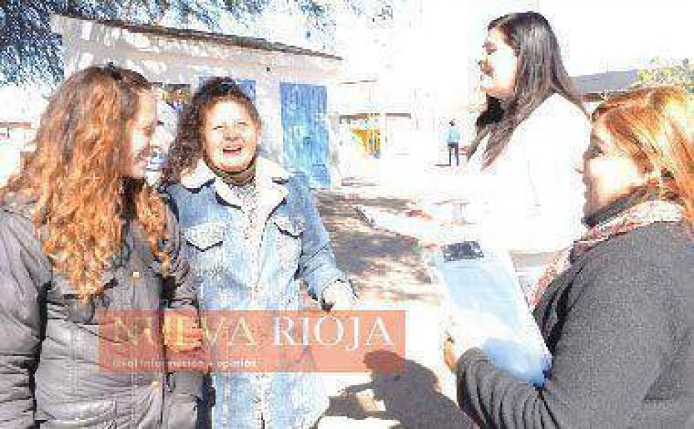 Las encuestadoras estuvieron trabajando a 100 metros de los establecimientos