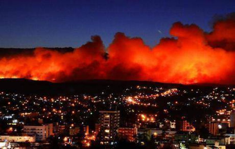 Carlos Paz, rodeada por un incendio