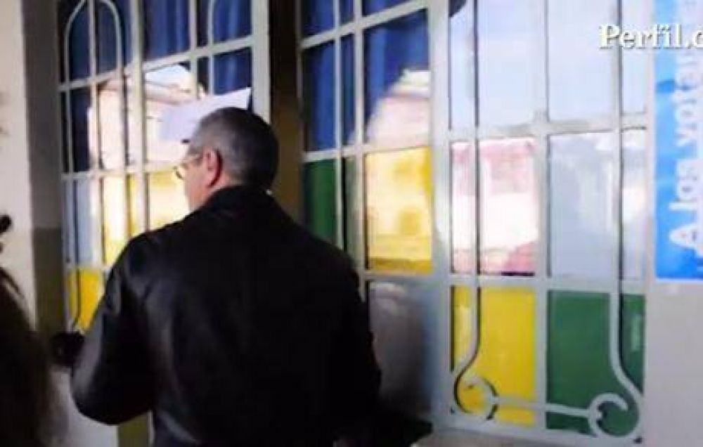 Elecciones 2013: Jaime vot� y su hija quiso impedir una foto
