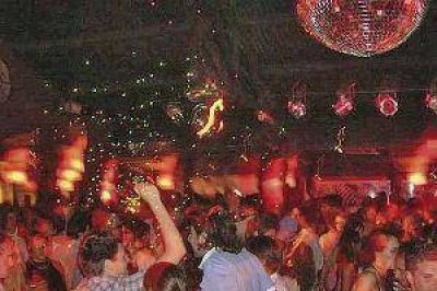 Multar�n a locales bailables que no cierren a las 3 de la madrugada
